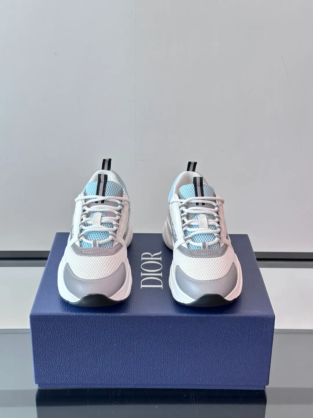 Factory price: 480💰 ◾️▫️Dior D®️ x 🆕 (high version) B22 men's jogging fashion sneakers, this single product draws inspiration from retro jogging shoes. It adopts a thick low-top design, with an upper made of black cow leather and mesh fabric, and a black and white engraved rubber sole. Black mesh fabric tongue and heel counters complement black laces, with an embossed "Di~r" logo embellishment on the side. These sneakers can be mixed and matched with a classic suit for a sporty chic look! Size: 39-45 (38, 46, 47 can be customized)